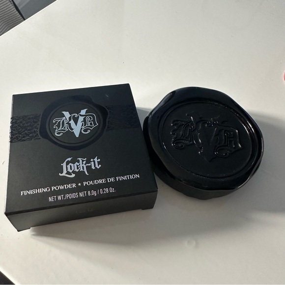 3/$12❤️ Kat Von D KVD lock-it finishing powder in shade fair - Picture 1 of 5